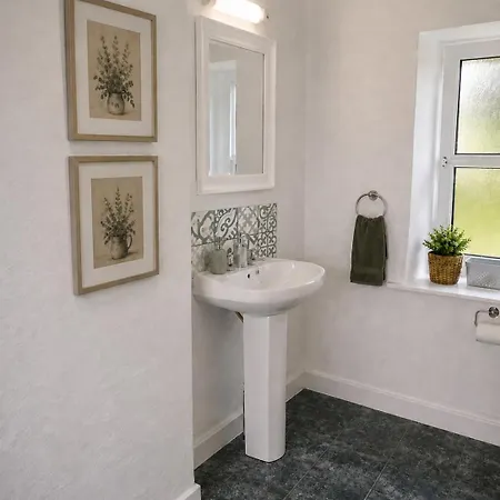 בית נופש Ballyhist Cottage, Superb 2 Bedroom Farm